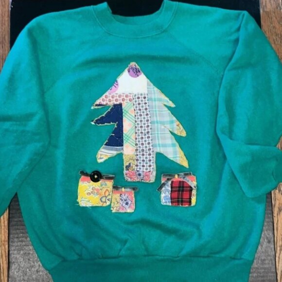 Vintage Upcycled Holiday Patchwork Quilt Christmas Tree Sweatshirt in Green - Picture 1 of 9